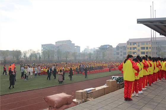 五里堆小学全体师生在操场集合