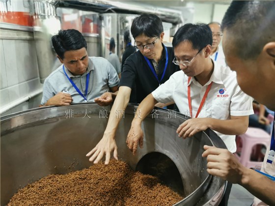 国家酿酒师上甑指导