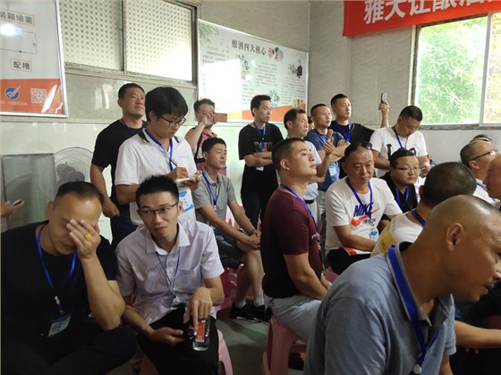 白酒蒸馏课上,学员们都在认真做笔记