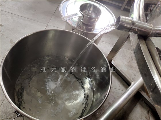 1小时后,1000斤酿酒设备开始出酒
