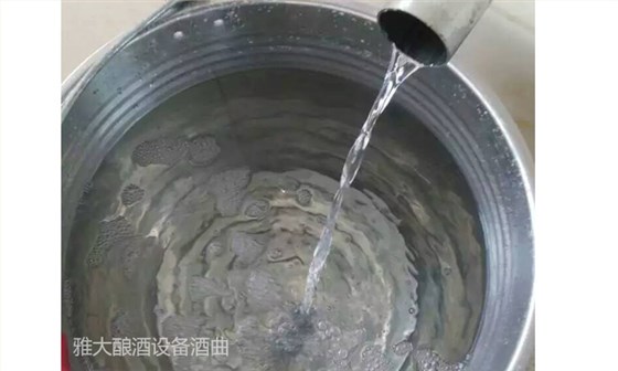 在门面开一个酒坊用什么材质的蒸酒设备比较好？——接酒