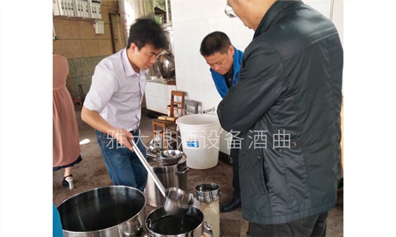 蒸汽酿酒设备接酒 买酒卖酒现场 蒸汽酿酒设备接酒 买酒卖酒现场
