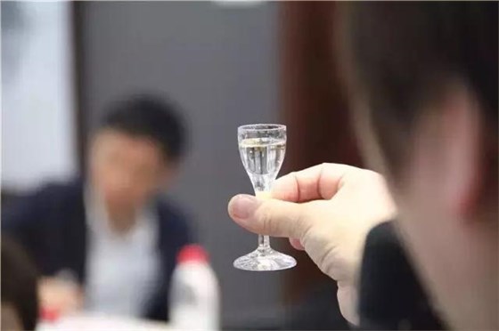 蒸汽酿酒设备酿的酒苦分前、中、后苦，不是加除苦剂那么简单