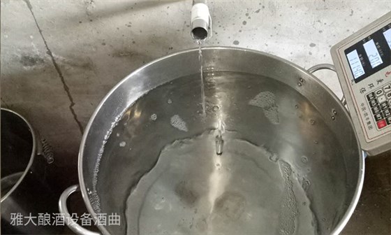 9.15用粮食酿酒设备制作传统固态酒-接成品酒