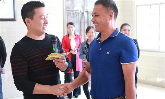 雅大优惠活动持续升温,恭喜潘总抽中200斤粮食酿酒设备1套-05 雅大优惠活动持续升温,恭喜潘总抽中200斤粮食酿酒设备1套-05