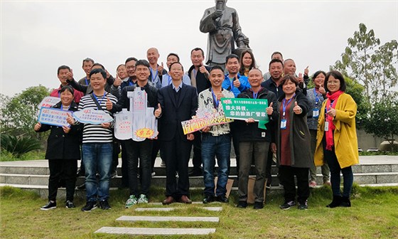 带您了解学员在雅大酿酒设备厂家的每一个瞬间,有图有真相!-06-文化广厂合影 带您了解学员在雅大酿酒设备厂家的每一个瞬间,有图有真相!-06-文化广厂合影