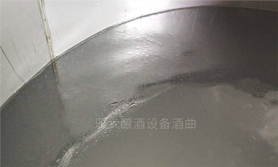 10.21大型酿酒设备做的尾酒中含有较高的杂醇油：上面的一层油