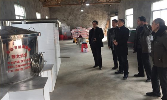 10.2全自动酿酒设备-买酒顾客正在参观漆教授的蒸酒车间 10.2全自动酿酒设备-买酒顾客正在参观漆教授的蒸酒车间