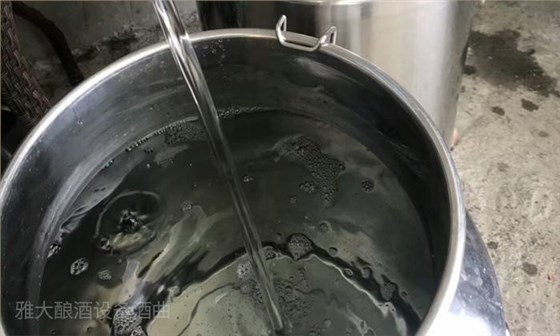 通过酒花来判断白酒度数的冷知识——“看花量度”-01 通过酒花来判断白酒度数的冷知识——“看花量度”-01