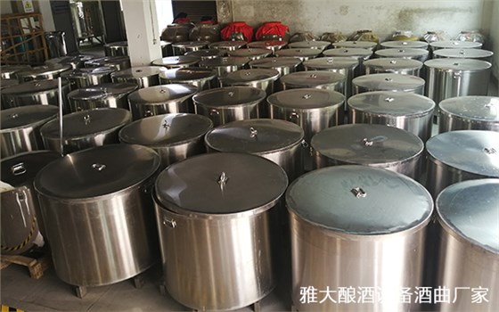 雅大邀您到酒厂用白酒蒸酒设备实操酿青稞酒,青稞酒实操教学!-06不锈钢桶发酵 雅大邀您到酒厂用白酒蒸酒设备实操酿青稞酒,青稞酒实操教学!-06不锈钢桶发酵
