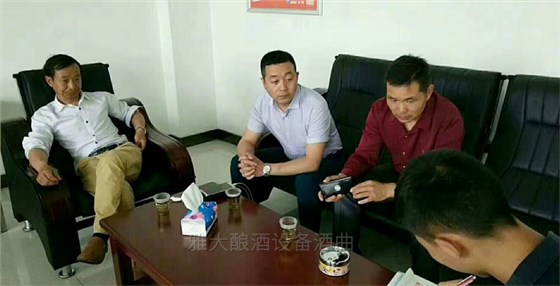 饶总用专业酿酒设备做洞藏酒,半年后洞天醇成为当地招牌旅游景点-04 饶总用专业酿酒设备做洞藏酒,半年后洞天醇成为当地招牌旅游景点-04