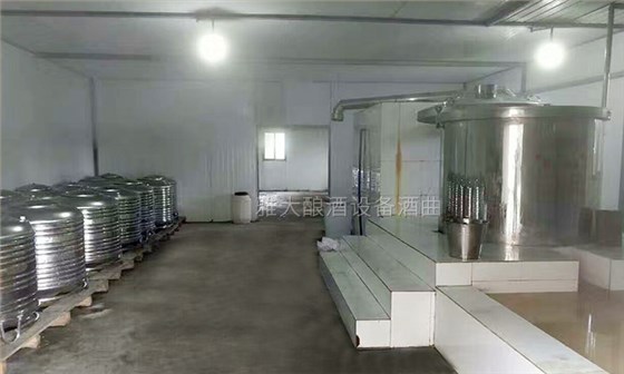 杨医生用酿酒新设备做保健酒4年,维葛酒热销全国的秘密!-04蒸酒车间 杨医生用酿酒新设备做保健酒4年,维葛酒热销全国的秘密!-04蒸酒车间