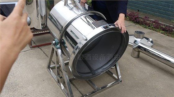 传统老师傅酿酒15年,换上这款自动倒料新工艺酿酒设备后-03移动式酿酒设备2 传统老师傅酿酒15年,换上这款自动倒料新工艺酿酒设备后-03移动式酿酒设备2