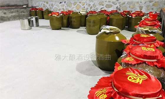 12.23每个陶缸上都印有“笔架窖藏”的专属标签