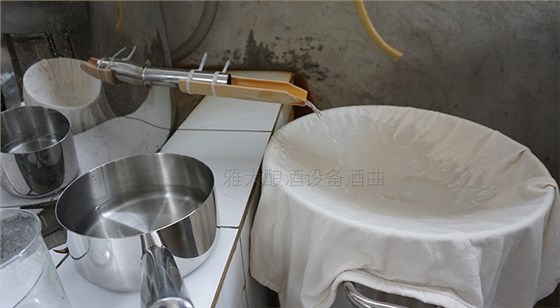 用多功能酿酒设备蒸酒时,水密封糟溢糟怎么办?-06-出酒 用多功能酿酒设备蒸酒时,水密封糟溢糟怎么办?-06-出酒