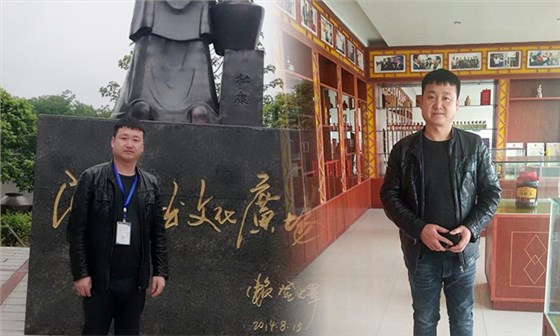 玉米价格持续走低,刘哥借助中型酿酒设备为村民谋一条致富路-02雅大文化广场与酒展厅留影 玉米价格持续走低,刘哥借助中型酿酒设备为村民谋一条致富路-02雅大文化广场与酒展厅留影