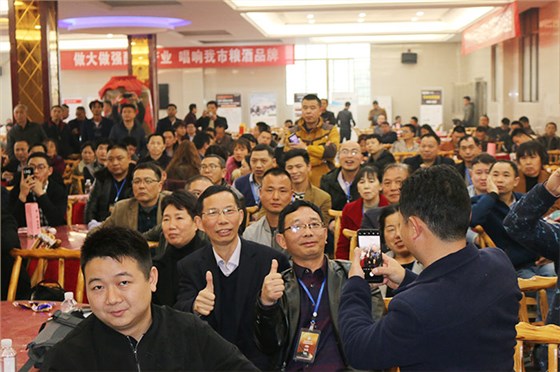 胡总与现场学员合影 胡总与现场学员合影