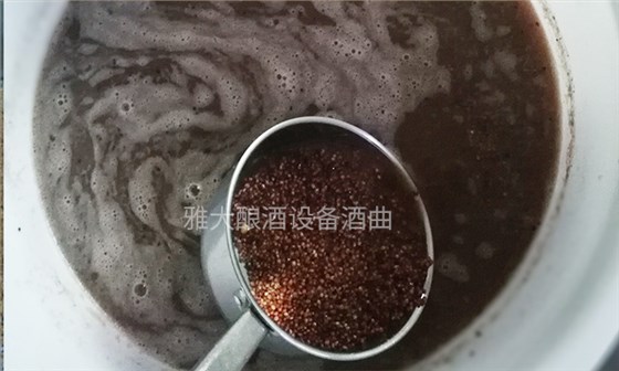 高粱做酒首先泡粮