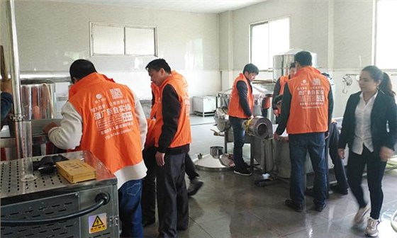 雅大蒸酒设备厂家学员酿酒实操 雅大蒸酒设备厂家学员酿酒实操