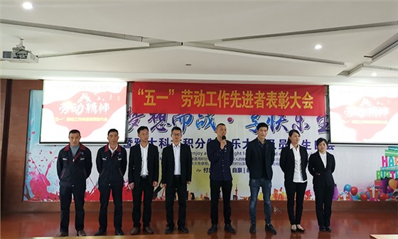 ▲获奖家人发表获奖感言分享工作心得 ▲获奖家人发表获奖感言分享工作心得