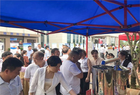 ▲参展观众正在参观雅大酿酒设备及酒曲 ▲参展观众正在参观雅大酿酒设备及酒曲