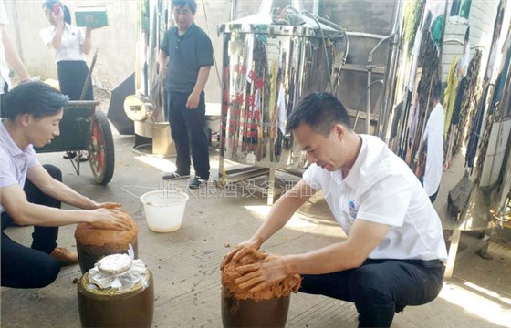 选择开阔的场地火炙黄酒