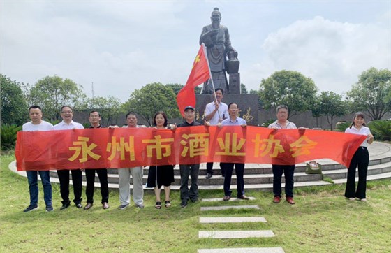 到会党员在雅大酿酒文化广场合影留恋