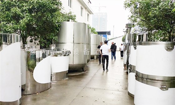 在儿子的陪同下来雅大白酒酿酒设备厂考察 在儿子的陪同下来雅大白酒酿酒设备厂考察