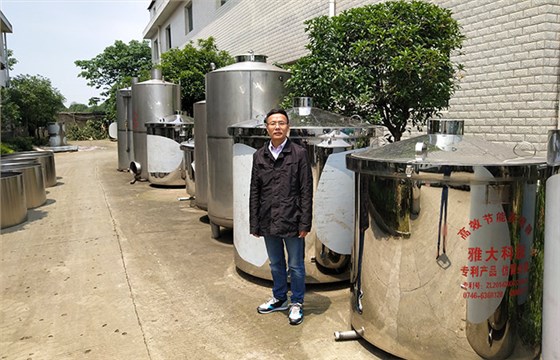 参观考察雅大蒸汽酿酒设备厂 参观考察雅大蒸汽酿酒设备厂