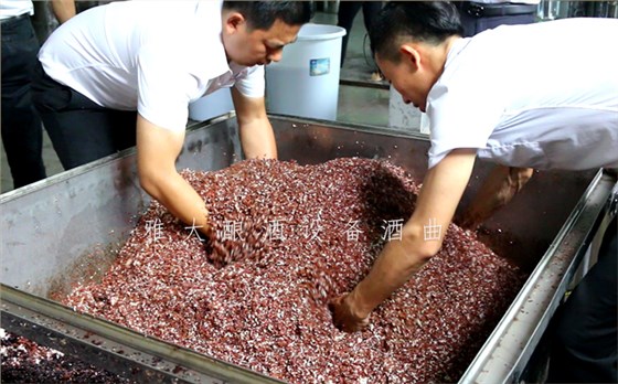 9.12特色酒研发大米酒我见过但用雅大酿酒设备酿五色米酒你见过吗7 9.12特色酒研发大米酒我见过但用雅大酿酒设备酿五色米酒你见过吗7