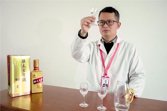 白酒酿造设备酿造的清香小曲酒要怎么品？酿酒老师傅说出实情！ 1