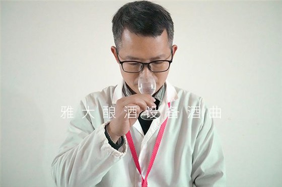 白酒酿造设备酿造的清香小曲酒要怎么品？酿酒老师傅说出实情！ 4