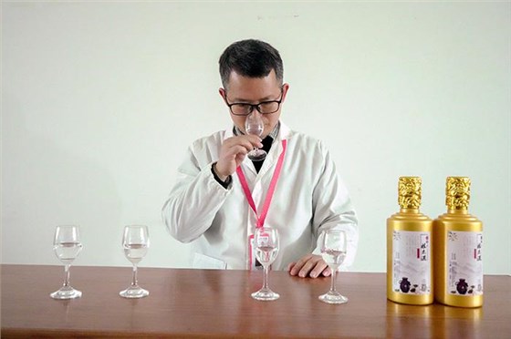 白酒酿造设备酿造的清香小曲酒要怎么品?酿酒老师傅说出实情! 3 白酒酿造设备酿造的清香小曲酒要怎么品?酿酒老师傅说出实情! 3