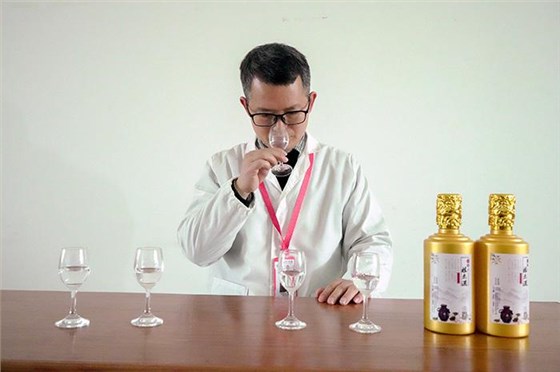 白酒酿造设备酿造的清香小曲酒要怎么品？酿酒老师傅说出实情！ 3