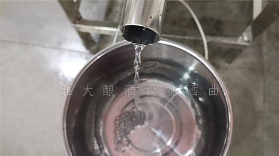 白酒酿造设备酿造的清香小曲酒要怎么品？酿酒老师傅说出实情！ 5