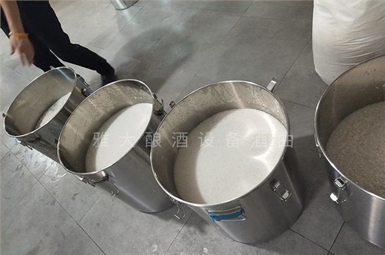 看老师傅怎样用不锈钢酿酒设备将椰肉干酿成酒的! 3 看老师傅怎样用不锈钢酿酒设备将椰肉干酿成酒的! 3