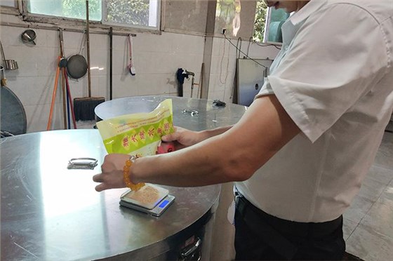 看老师傅怎样用不锈钢酿酒设备将椰肉干酿成酒的! 7 看老师傅怎样用不锈钢酿酒设备将椰肉干酿成酒的! 7