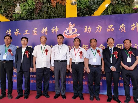 3雅大董事长胡顺开与会议重要嘉宾领导亲切合影 3雅大董事长胡顺开与会议重要嘉宾领导亲切合影