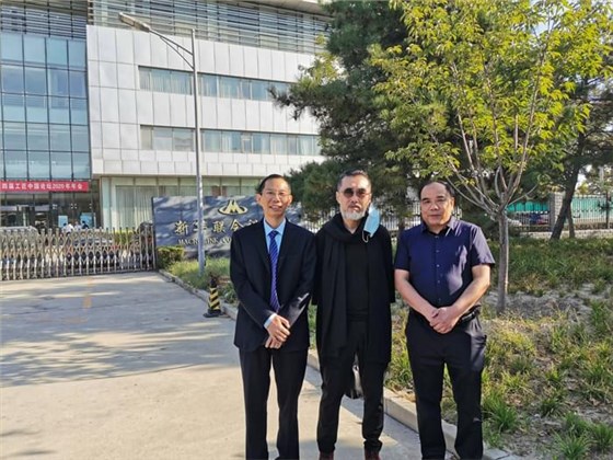 5左:雅大董事长胡顺开、中:著名书画艺术家、29届奥运会国礼《国娃》创作人关玉良、右:中国白酒酿造大师张金修 5左:雅大董事长胡顺开、中:著名书画艺术家、29届奥运会国礼《国娃》创作人关玉良、右:中国白酒酿造大师张金修