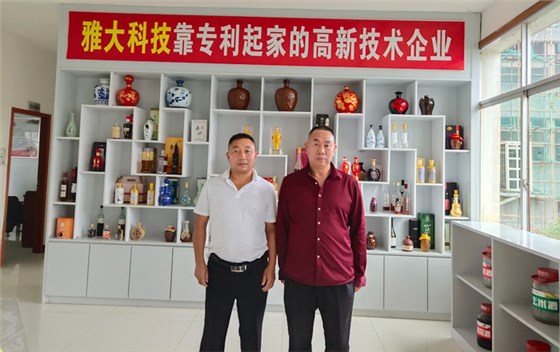 袁总一行人在雅大考察大型酿酒设备 袁总一行人在雅大考察大型酿酒设备
