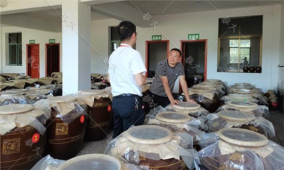 他引起白酒酿造设备,返乡当起酿酒师,致富路上酒香四溢 1 他引起白酒酿造设备,返乡当起酿酒师,致富路上酒香四溢 1
