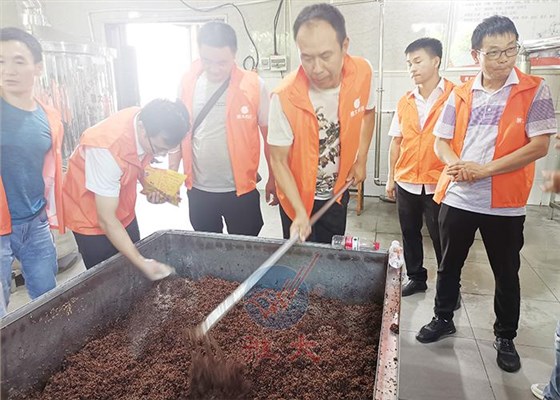 在家吹空调不香吗,他们为什么冒着酷暑来雅大考察? 12 在家吹空调不香吗,他们为什么冒着酷暑来雅大考察? 12