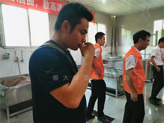 雅大学员在雅大酒厂品酒 雅大学员在雅大酒厂品酒