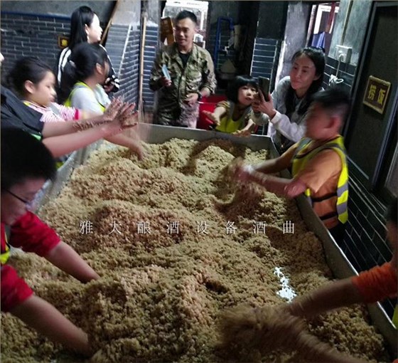 让客户参与一起酿酒，体验式营销