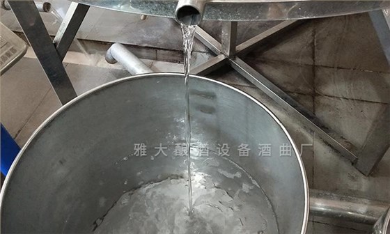 用小型果酒酿酒设备蒸馏成白兰地