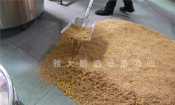 在表面盖一层配糟和蒸熟的糠壳培菌糖化