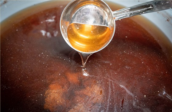 发酵好的五色米酒