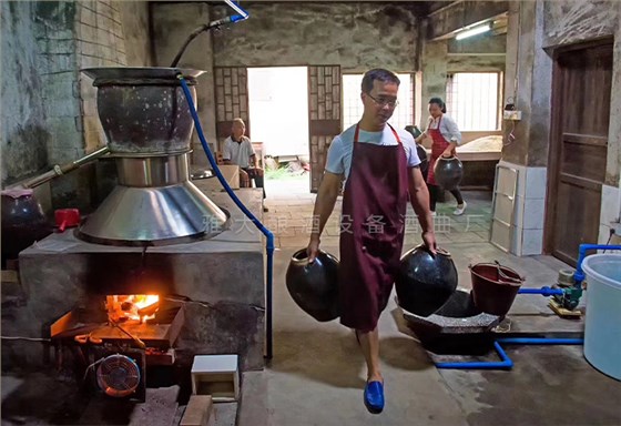 传统直烧设备容易糊锅，出酒也不快