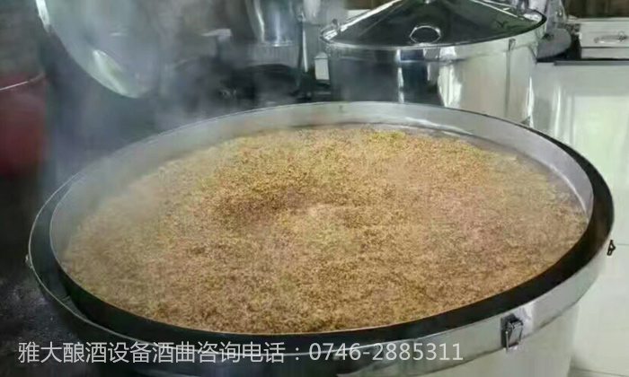 用雅大烧酒设备蒸粮，加焖水应该从甑底加还是上面加？ 