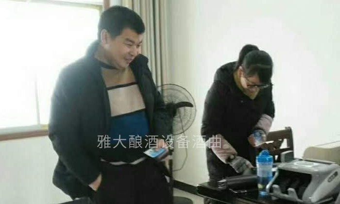 甘肃赵总1000斤不锈钢大型酿酒设备专车发货中